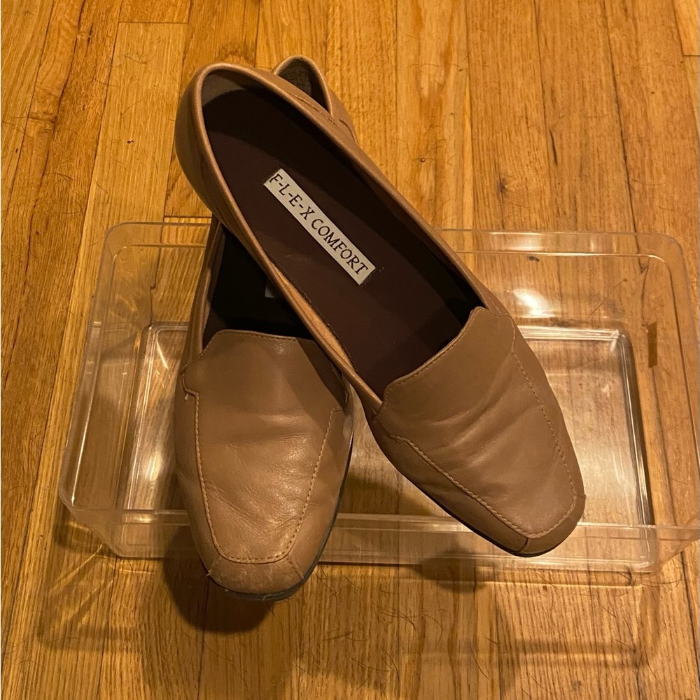 FLEX Comfort Tan Flats F-L-E-X Size 8.5M